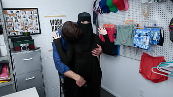 Officer Confronts Hijab Shoplifter Teenage About Her Crime - Lifterhub