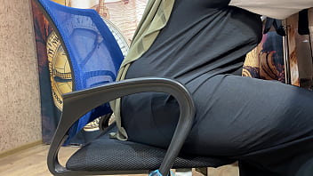 Arab lady in hijab wanks thru her undies while working