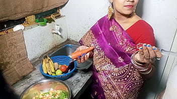 सेक्सी भाभी को मॉर्निंग में किचन में खाना बनाते समय चोदा Hardcore Kitchen Hook-up