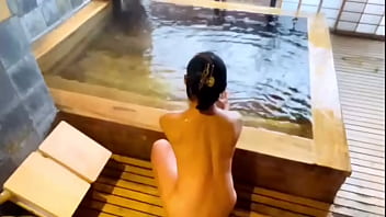 A girl traveling alone, Qun 〇 prefecture, a all-natural warm spring in the water